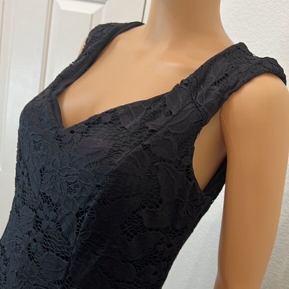 Ryan Michelle Black Dress Size Medium Floral Lace V Neck Short Sleeve Mini Lined - Picture 3 of 10